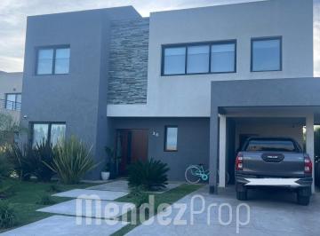 Casa · 265m² · 5 Ambientes · 4 Cocheras · Venta de Casa de Dos Plantas Barrio Los Talas. Apta Credito