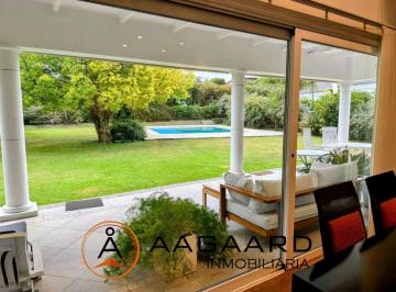 Casa · 450m² · 8 Ambientes · 2 Cocheras · Casa en Lomas de La Carolina