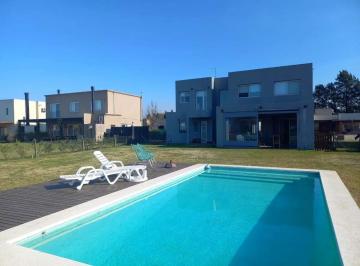 Casa · 220m² · 4 Ambientes · Casa Chalet en Alquiler en Altos de Campo Grande, Pilar, G. B. a. Zona Norte
