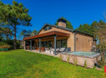 Casa · 200m² · 4 Ambientes · Marayui Country Club, Casa 3 Dorm., Vista Al Golf