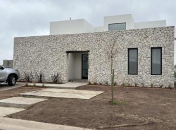 Casa · 275m² · 5 Ambientes · 2 Cocheras · Villanueva Casa a La Laguna en Santa Ana