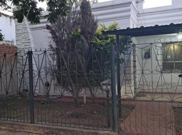 Casa · 346m² · 4 Ambientes · 2 Cocheras · Casa en Monte Grande con Fondo Libre!