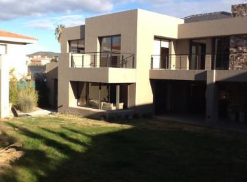 Casa · 564m² · 6 Ambientes · 3 Cocheras · Casa en Venta - 4 Dorm. 6 Baños - Cocheras - 1.224 m² - Godoy Cruz