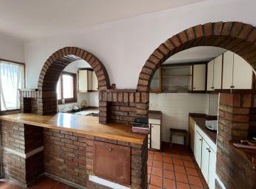Casa de 5 ambientes, Guaymallén · Importante Chalet en Bombal Dorrego