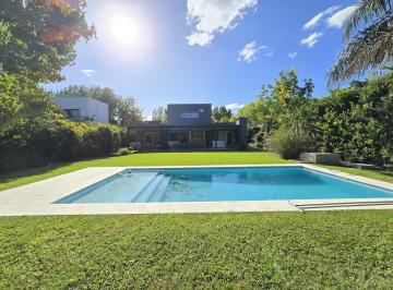Casa · 194m² · 6 Ambientes · 1 Cochera · Alquiler Casa con Las Tres Habitaciones en Planta Baja.