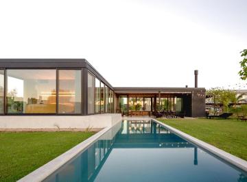 Casa · 190m² · 3 Ambientes · 1 Cochera · Casa en Alquiler en El Cantón, de Diseño y Amoblada