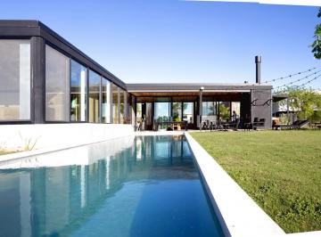 Casa · 190m² · 3 Ambientes · 1 Cochera · Casa en Alquiler en El Cantón, de Diseño y Amoblada