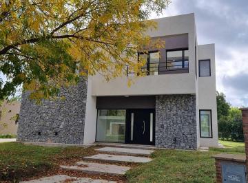 Casa · 208m² · 5 Ambientes · 1 Cochera · Casa en Venta en Haras Santa Maria, Escobar