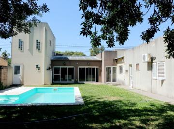 Casa · 203m² · 11 Ambientes · 2 Cocheras · Casa 4 Dorm. con Pileta Barrio Las Flores