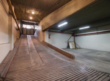 Porton y rampa acceso a cocheras · Alquiler - Venta Edificio Comercial Local Depositos Oficinas Cocheras Recoleta Balvanera