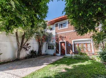Casa · 102m² · 4 Ambientes · 2 Cocheras · Casa 4 Amb. en San Andres con Jardin - Muy Buena