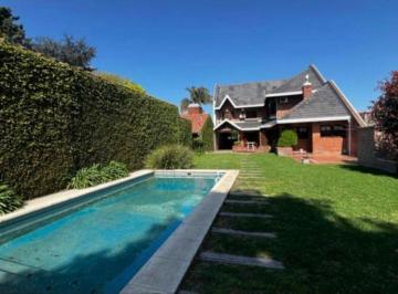 Casa · 411m² · 4 Ambientes · 5 Cocheras · Venta Casa Chalet Adrogue 4 Ambientes con Pileta
