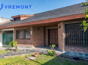 Casa · 250m² · 5 Ambientes · 3 Cocheras · Casa en Ituzaingo Centro Excelente Ubicacion con Jardin
