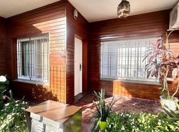 Casa · 146m² · 3 Ambientes · 1 Cochera · Venta Casa con Patio Terraza y Quincho en Bernal