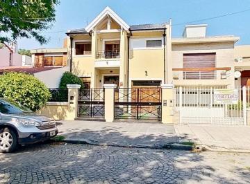 Casa · 214m² · 4 Ambientes · 2 Cocheras · Venta Casa 4amb Pileta Clim V. Lugano Financiacion