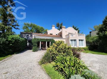 Casa · 383m² · 7 Ambientes · 2 Cocheras · Casa en Venta Hurlingham 7 Ambientes Parque Piscina