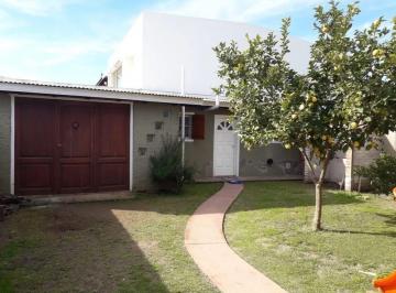 Casa · 160m² · 4 Ambientes · 2 Cocheras · Casa en Venta - 3 Dorm. 2 Baños - Cocheras - 300 m² - Necochea