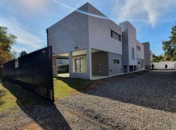 Casa · 152m² · 5 Ambientes · 1 Cochera · Casa en Venta - 3 Dorm. 3 Baños - 252 m² - Villa Quisquizate, Córdoba