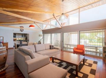 Casa · 255m² · 6 Ambientes · 3 Cocheras · Moderna Casa, con 5 Dorm, Pileta y Parrilla.