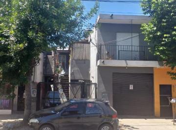 Casa · 230m² · 6 Ambientes · 1 Cochera · Casa con Dos Departamentos y Galpón en Venta