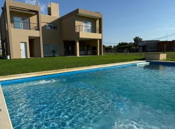 Casa · 280m² · 5 Ambientes · 2 Cocheras · Casa en Alquiler a Estrenar de 4 Dorm. con Pileta