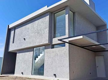 Casa · 135m² · 5 Ambientes · 2 Cocheras · Casa en Venta en Tejas 4