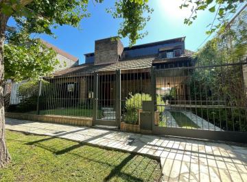 Casa · 200m² · 5 Ambientes · 1 Cochera · Casa en Alquiler en Ituzaingo