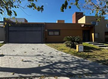 Casa · 145m² · 4 Ambientes · 2 Cocheras · Casa en Venta en Tejas 4