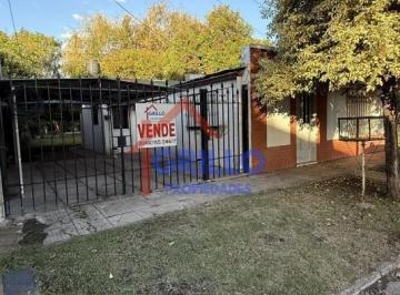 Casa · 110m² · 4 Ambientes · 1 Cochera · Casa 2 Dorm., Patio con Pileta.
