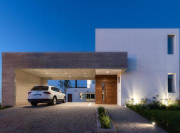 Casa · 800m² · 5 Ambientes · 2 Cocheras · Casa en Arenas del Sur