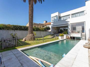 Casa · 400m² · 5 Ambientes · 6 Cocheras · Casa a La Venta en Martinez 4 Dorm. - Piscina - Garage 6 Automoviles