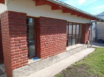 Casa · 180m² · 7 Ambientes · 1 Cochera · Casa de 3 Dorm. con Patio