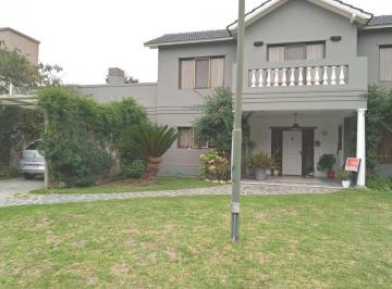Casa · 240m² · 7 Ambientes · 2 Cocheras · Casa en Venta en Chascomus, Country Golf.