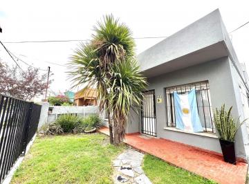Casa · 84m² · 3 Ambientes · Casa a La Venta en Luis Guillón Apto Crédito