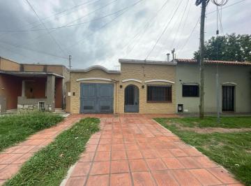 PH · 64m² · 3 Ambientes · 1 Cochera · Alquiler Casa PH Bernal