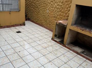 Casa · 83m² · 4 Ambientes · Casa en Primer Piso con Patio y Parrillero