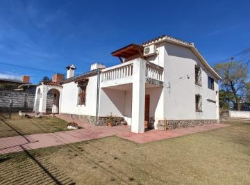 Casa · 205m² · 4 Ambientes · 2 Cocheras · Venta Casa 3 Habitaciones B° Condor Alto