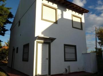 Casa · 110m² · 4 Ambientes · Casa en Venta - 3 Dorm. 2 Baños - 145 m² - Lisandro Olmos, La Plata