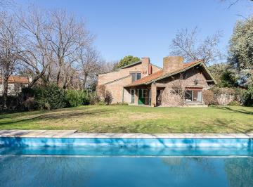 Fachada · Casa en Venta Frente a Club C. U. b. A.