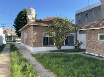 Casa · 77m² · 4 Ambientes · 1 Cochera · Casa de 3 o 4 Ambientes con Quincho, Lavadero, Garage y Parque en Villa España