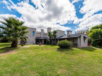 Casa · 400m² · 6 Ambientes · Casa Estilo Toscana en Venta en Causana B° Privado