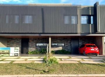 Casa · 150m² · 5 Ambientes · 2 Cocheras · Dúplex en Venta en Colinas de Manantiales - Casa Turó