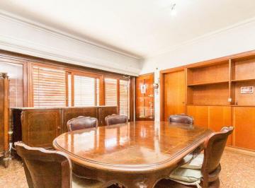 Casa · 170m² · 3 Ambientes · 1 Cochera · Venta Casa de 3 Ambientes en Lanús con Jardín