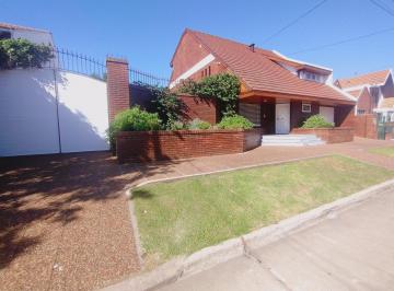 Casa · 216m² · 5 Ambientes · 2 Cocheras · Venta Casa Sobre Dos Lotes 3 Dorm. Pileta Quincho