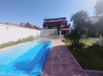 Casa · 216m² · 5 Ambientes · 2 Cocheras · Venta Casa Sobre Dos Lotes 3 Dorm. Pileta Quincho