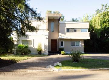 Casa · 234m² · 4 Ambientes · 2 Cocheras · Venta de Casa en Barrio Cerrado El Resuello, Moreno