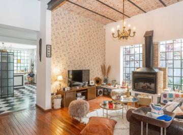 Casa · 150m² · 4 Ambientes · 1 Cochera · Excelente Casa Remodelada con Estilo Único
