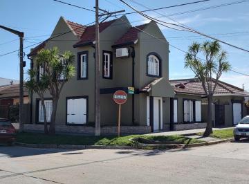 Casa · 220m² · 4 Ambientes · 1 Cochera · Casa en Venta - 3 Dorm. 3 Baños 1 Cochera - 300 m² - Necochea