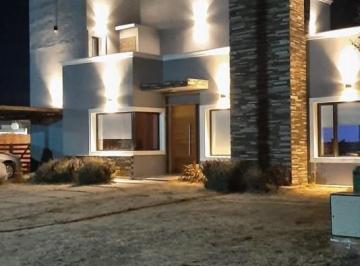Casa · 250m² · 8 Ambientes · 2 Cocheras · Casa en Venta - 3 Dorm. 4 Baños - 1.000 m² - San Rafael