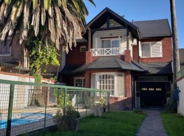 Casa · 450m² · 4 Ambientes · 7 Cocheras · Casa en Lote Propio con Pileta y Quincho